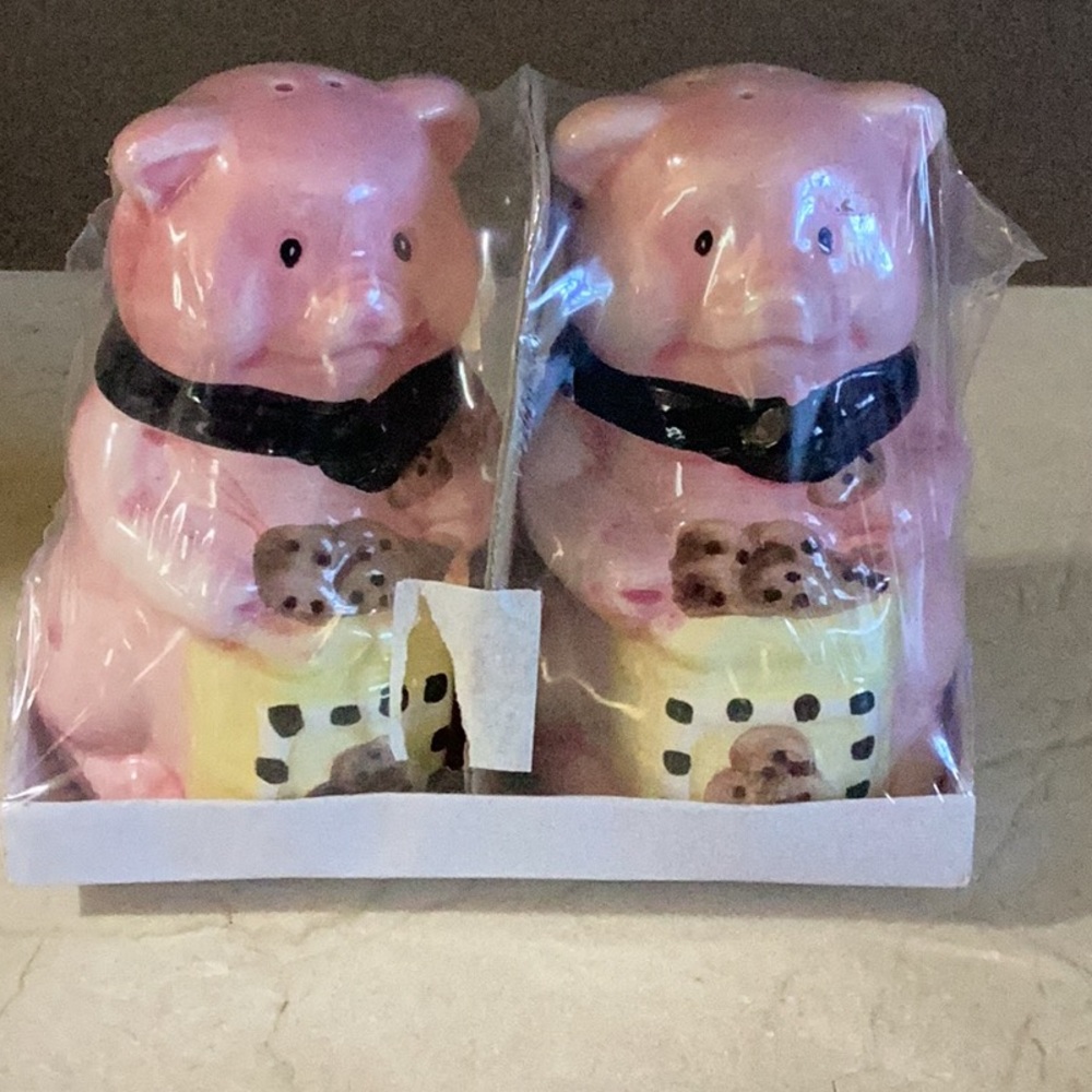 Pink Pigs Eating Chocolate Chip Cookies Vintage Salt Pepper Shaker Set